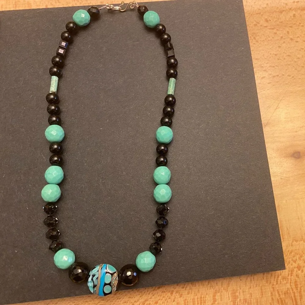 Handmade Brand New Beautiful Beaded 18" Necklace - Picture 2 of 8